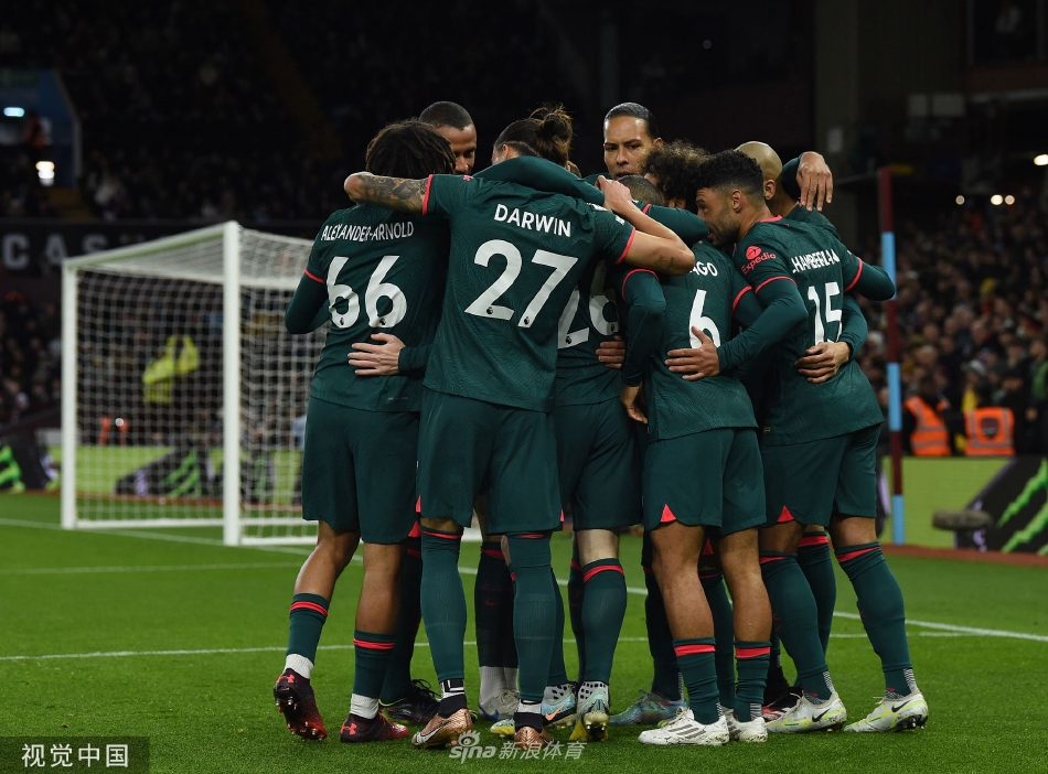 范戴克高高跃起头球攻门瞬间，身形舒展尽显空中统治力，对方后卫望球兴叹