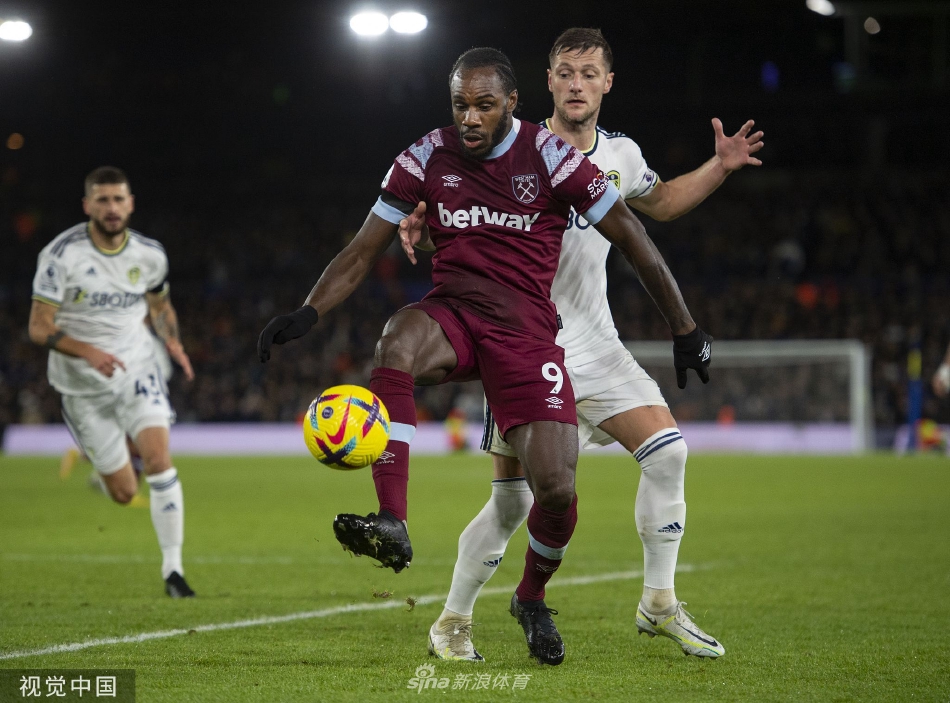 利兹联门将飞身扑救，身体完全舒展，指尖将皮球堪堪托出横梁，完成了一次至关重要的防守。