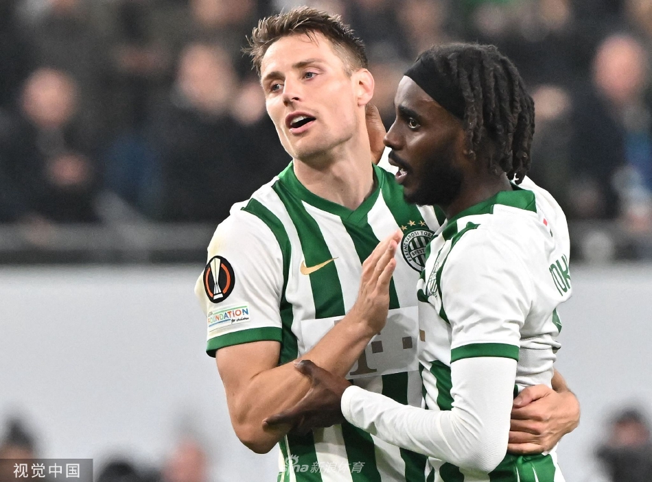 摩纳哥德国前锋福兰德与费伦茨瓦罗斯波黑前锋戈亚克在边线附近激烈拼抢，双方寸土不让，福兰德试图护住球权，戈亚克则全力伸脚破坏。