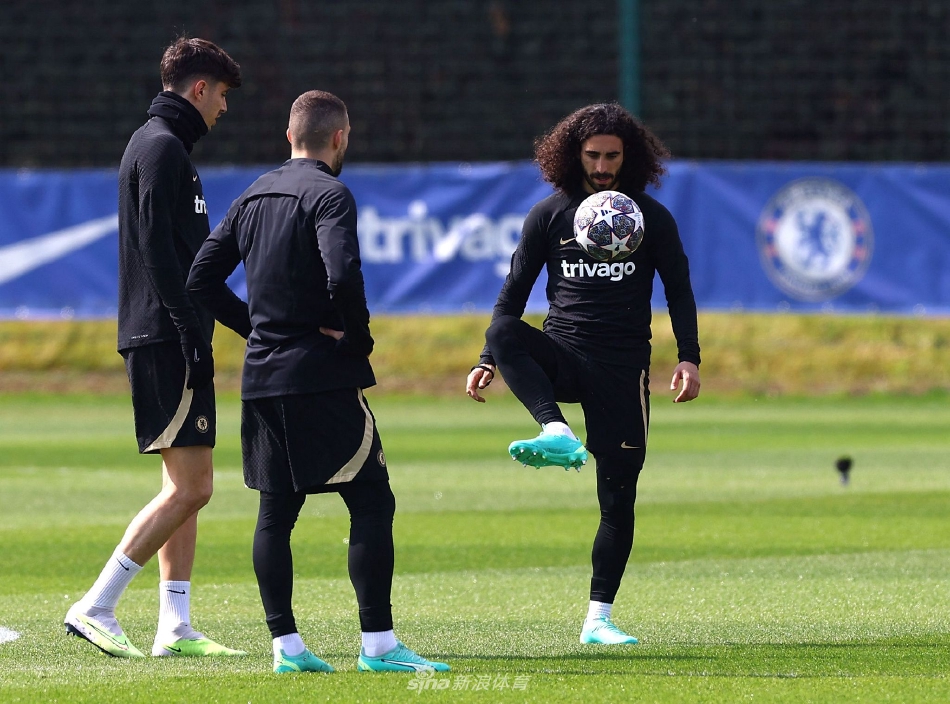 切尔西门将飞身跃起做出精彩扑救动作，身体完全舒展如同展翅雄鹰，指尖竭力伸向球门死角，守护最后防线。