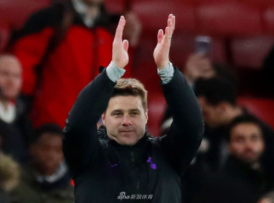 波切蒂诺在新闻发布会上神情专注地阐述执教理念，双手手势有力，展现出重塑球队的决心与清晰的思路。