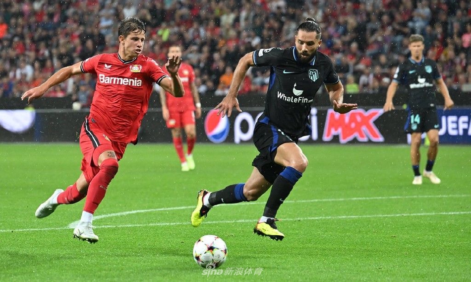 终场哨响时刻：勒沃库森球员紧紧拥抱庆祝胜利，背景中马竞球员黯然离场，看台上红色旗帜如波浪翻涌