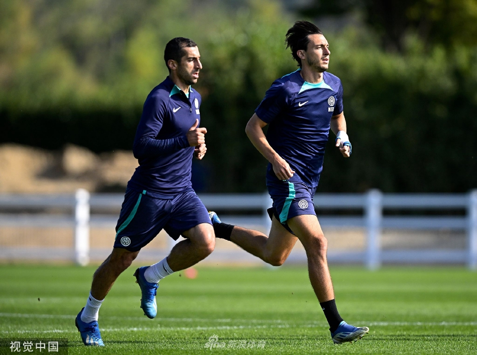 全队围成一圈进行训前动员，手臂搭在彼此肩上，彰显出坚不可摧的团队凝聚力与战斗意志。