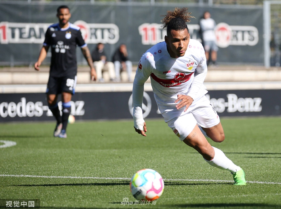 斯图加特队主教练在场边神情专注，手持战术板对场上队员大声呼喊并进行细致的临场指挥与部署。