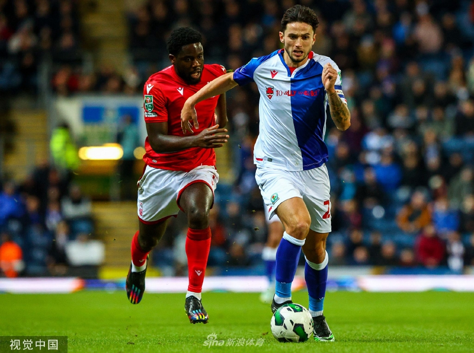 布莱克本球员斯科特·沃顿力压防守球员，奋力头球攻门瞬间，皮球正飞向球门，门将奋力扑救。