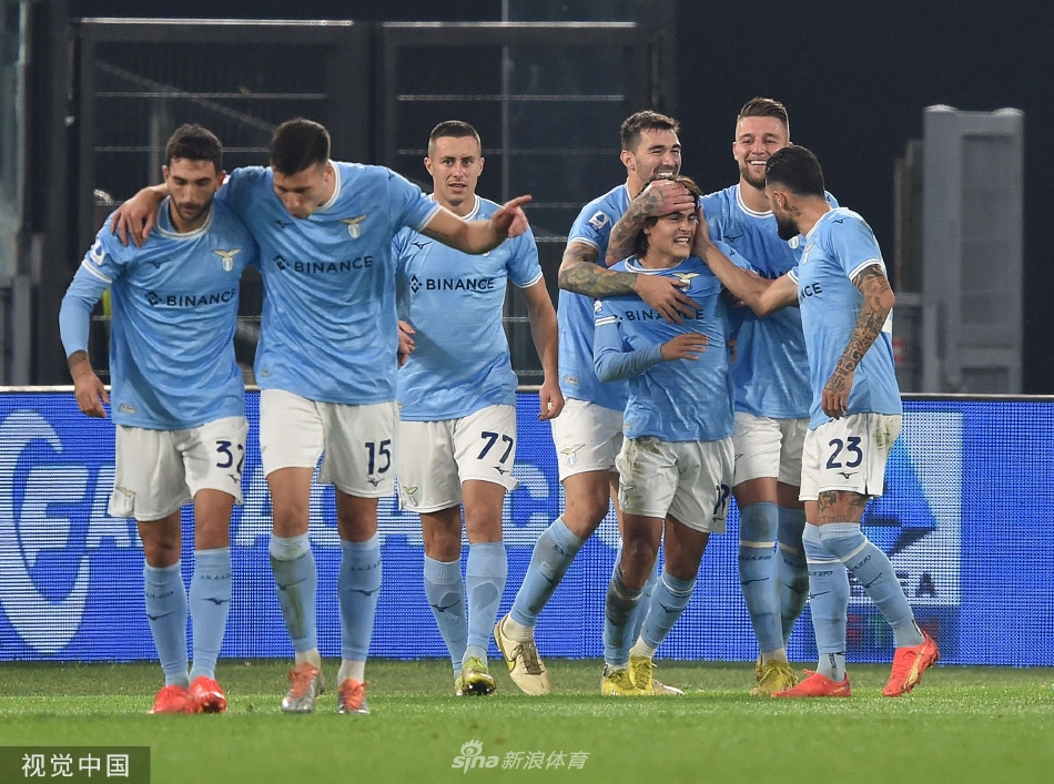 拉齐奥球员卢卡·罗梅罗进球后张开双臂，在罗马奥林匹克球场狂奔庆祝，脸上洋溢着纯粹的狂喜与激动