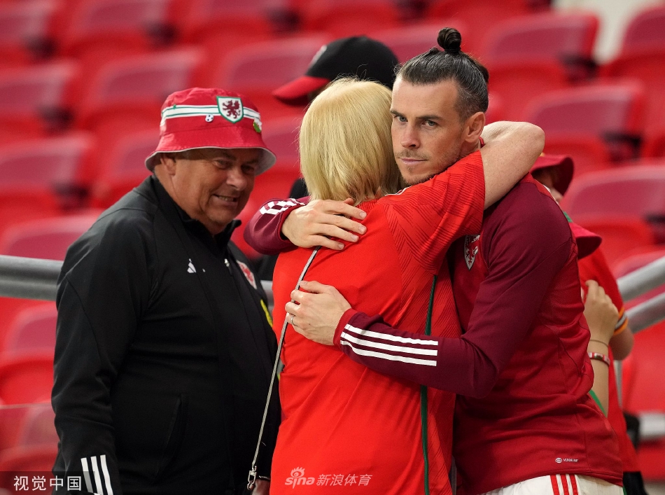 英格兰队球员在打入首球后激动地拥抱在一起庆祝，场上气氛瞬间被点燃