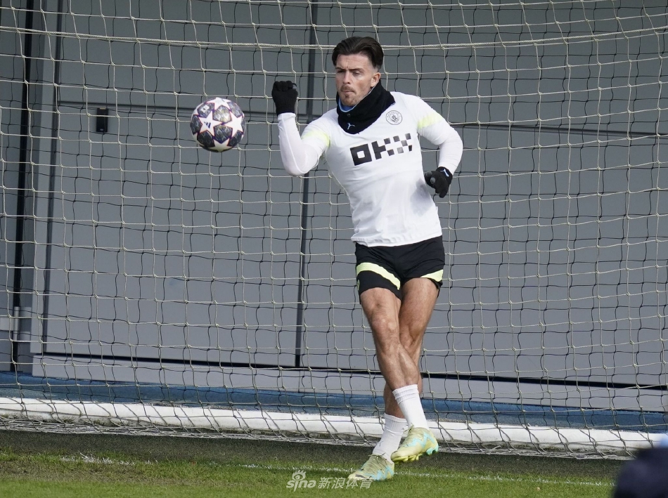 德布劳内与队友进行快速传递配合，比利时中场大师的眼神锐利如鹰，正在寻找一击致命的传球线路。