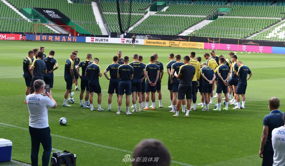 训练间隙，乌克兰队球员们坐在草坪上进行交流，有说有笑，团队氛围显得轻松而融洽。