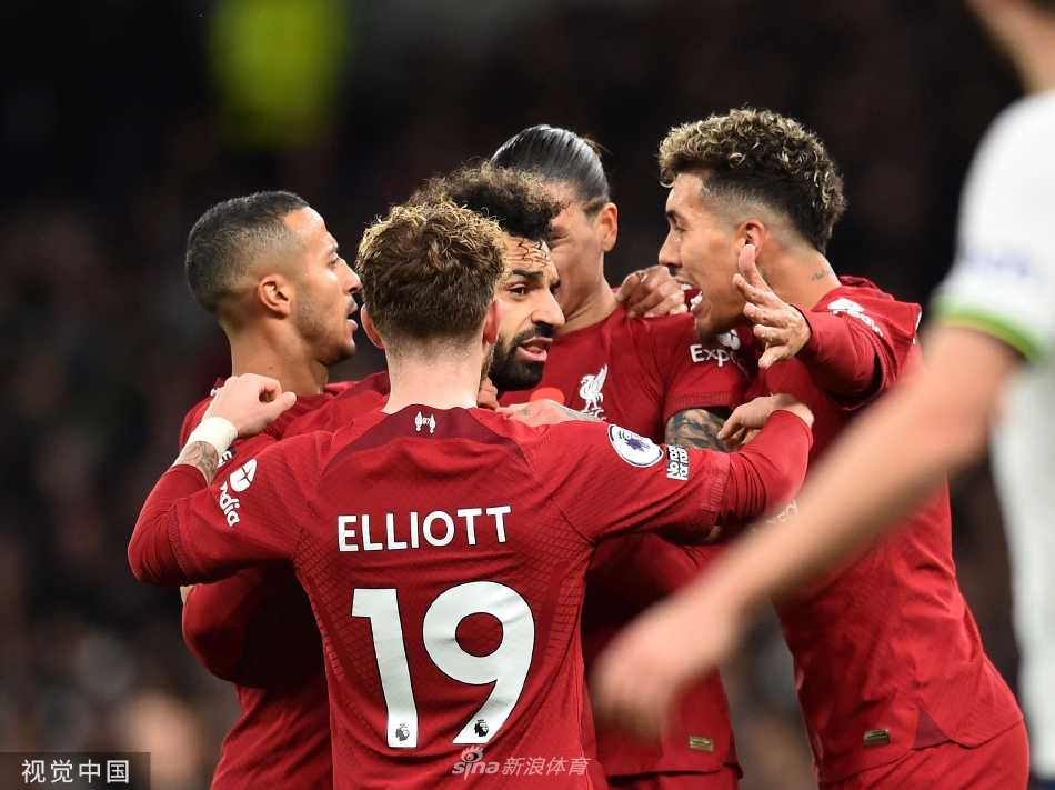 热刺队长洛里斯飞身侧扑奋力阻挡利物浦球员势大力沉的射门瞬间