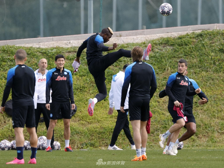 助理教练带领球员进行细致的传接球热身，专注的眼神里映射出对技术细节的极致追求。