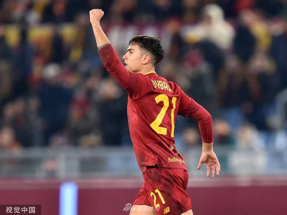 罗马与热那亚球员在中场展开激烈拼抢，双方身体纠缠，对皮球的争夺寸土不让