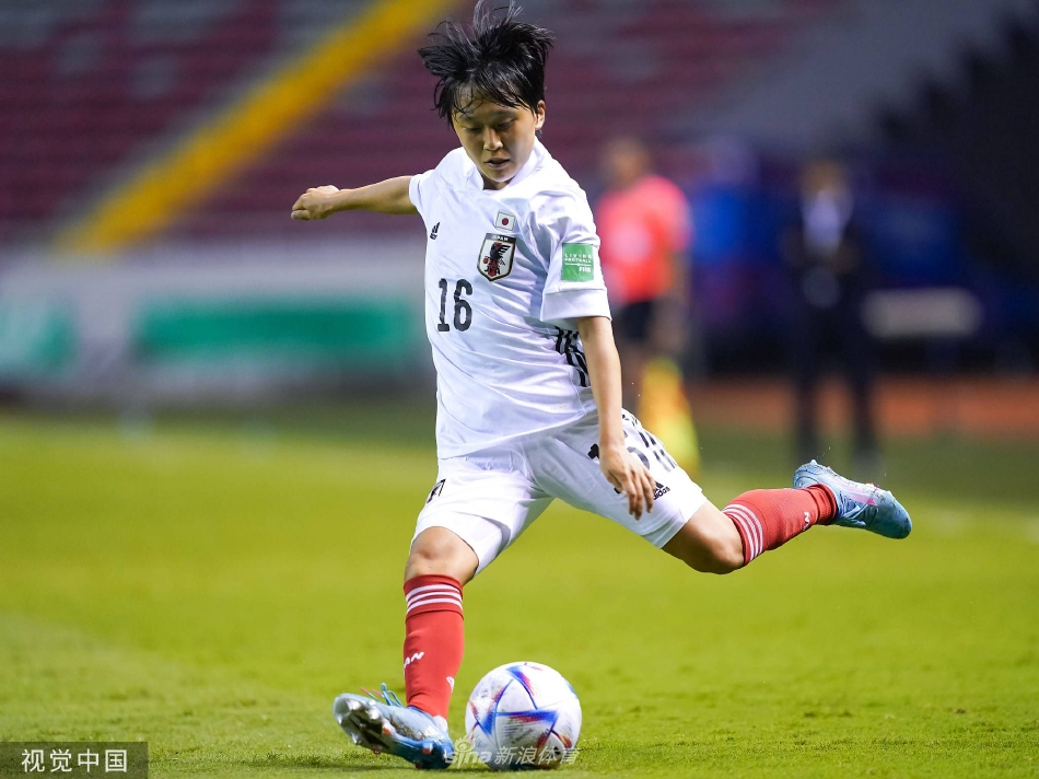 日本队球员滨野真香突破巴西防守，与对方球员展开激烈的贴身拼抢