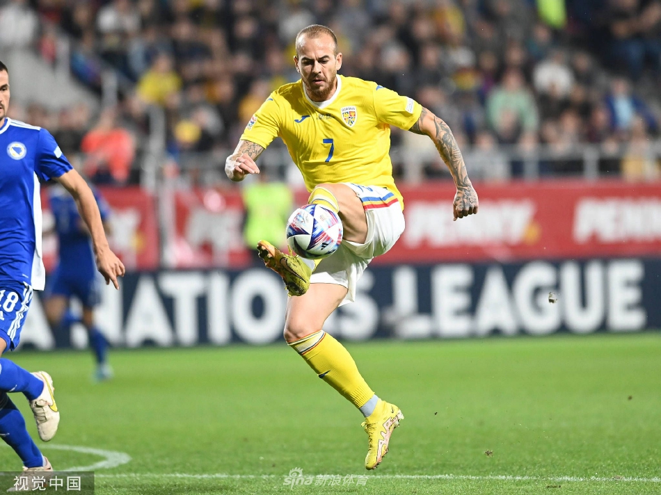 乔治·普斯卡什打入锁定胜局的一球后，兴奋地滑跪庆祝，在草坪上留下长长的痕迹，队友从四面八方涌来。