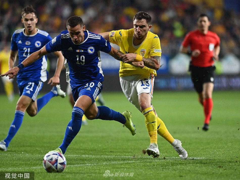 夜幕下的球场灯光如昼，看台上挥舞的罗马尼亚三色旗汇成一片澎湃的海洋，与场上拼搏的球员交相辉映。