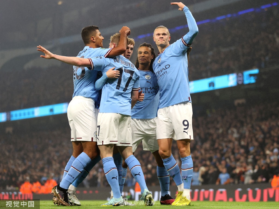 阿克高高跃起头球破门瞬间，力压群雄将球顶入网窝，锁定胜局后振臂怒吼