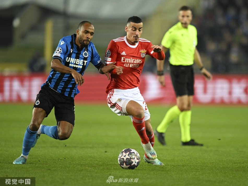 全场观众起立，在灯光下构成一幅宏大的背景，绿茵场如同舞台承载着悲喜