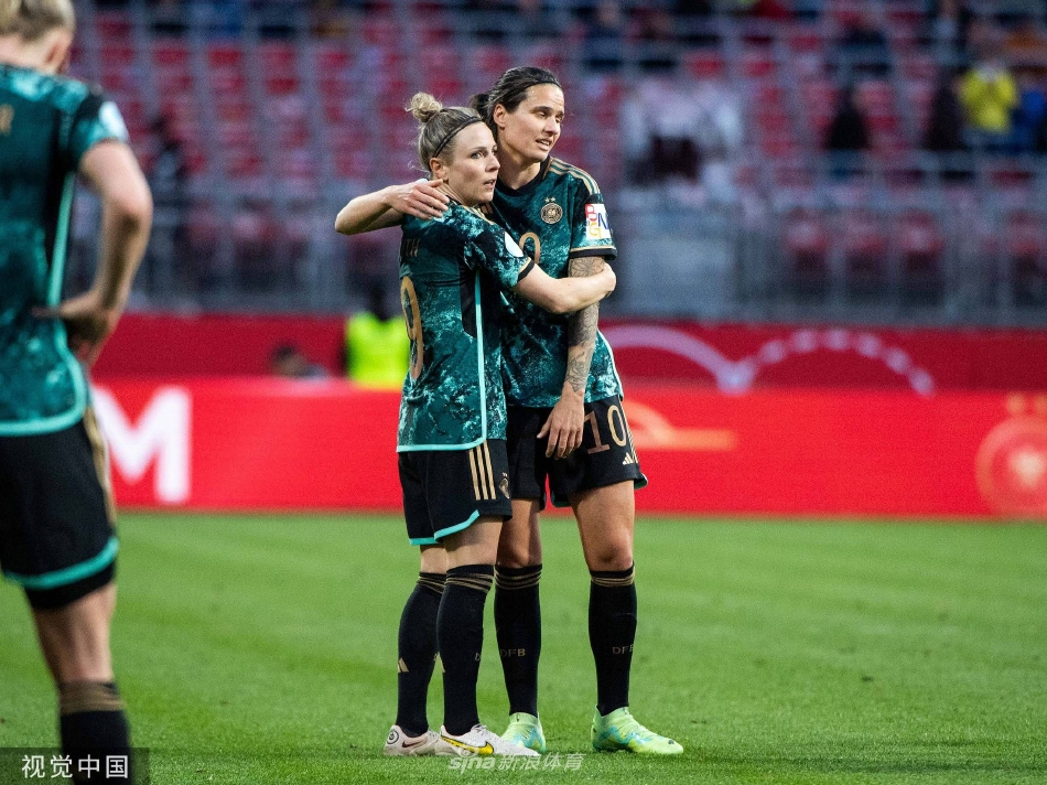 巴西队球员阿丽·博尔热斯踢出一记精妙的弧线球，皮球越过人丛直挂球门死角，德国门将望球兴叹。