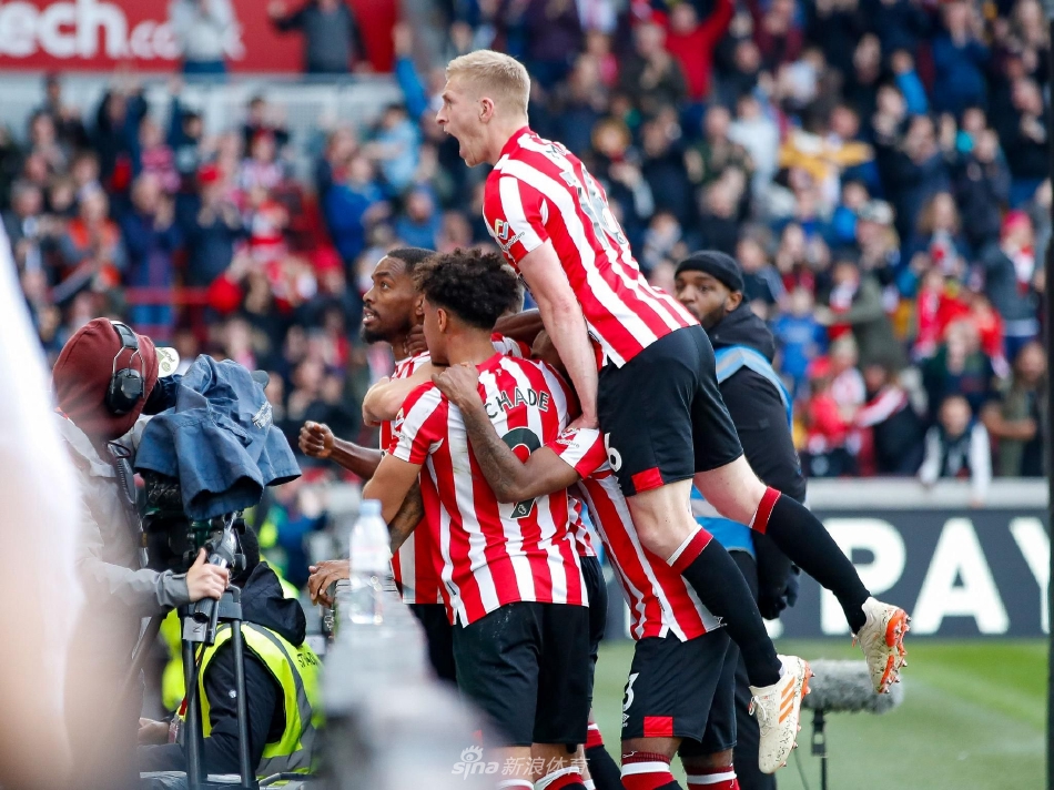 夜幕下的布伦特福德社区球场灯光璀璨，球迷的激情点亮了伦敦的夜空