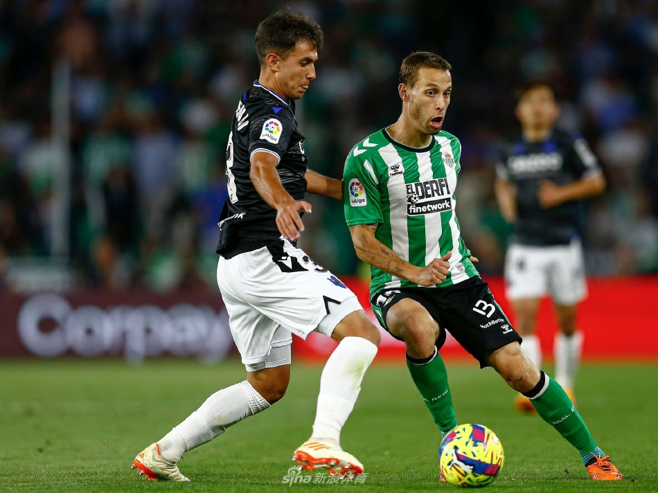 终场哨响，双方球员神情复杂，有的仰天叹息，有的互相握手致意，定格了这场激烈对决后最真实的情绪瞬间。