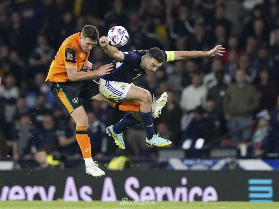 赛后，两队球员相互握手致意，交换球衣，体现了竞技体育的友谊与尊重