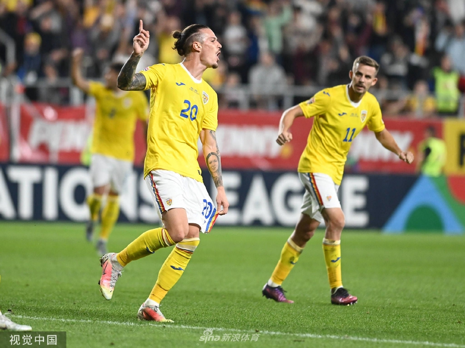 波黑队传奇前锋哲科高高跃起，力压罗马尼亚后卫，以一记势大力沉的头球攻破对手球门。