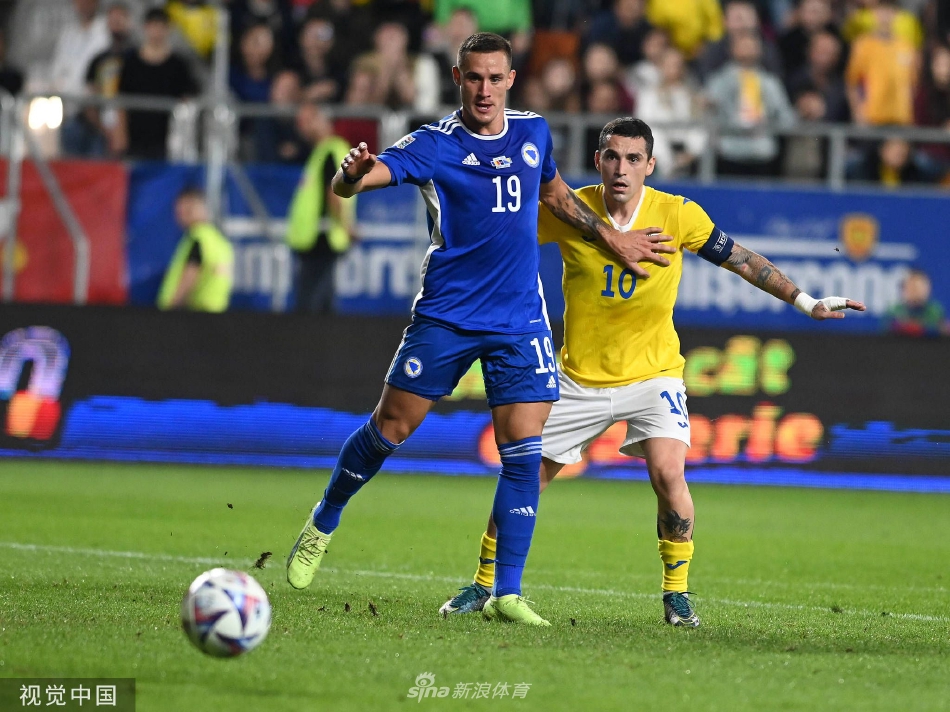 终场哨响，罗马尼亚队员相拥庆祝，主教练在场边紧握双拳，脸上洋溢着欣慰与释然的笑容。