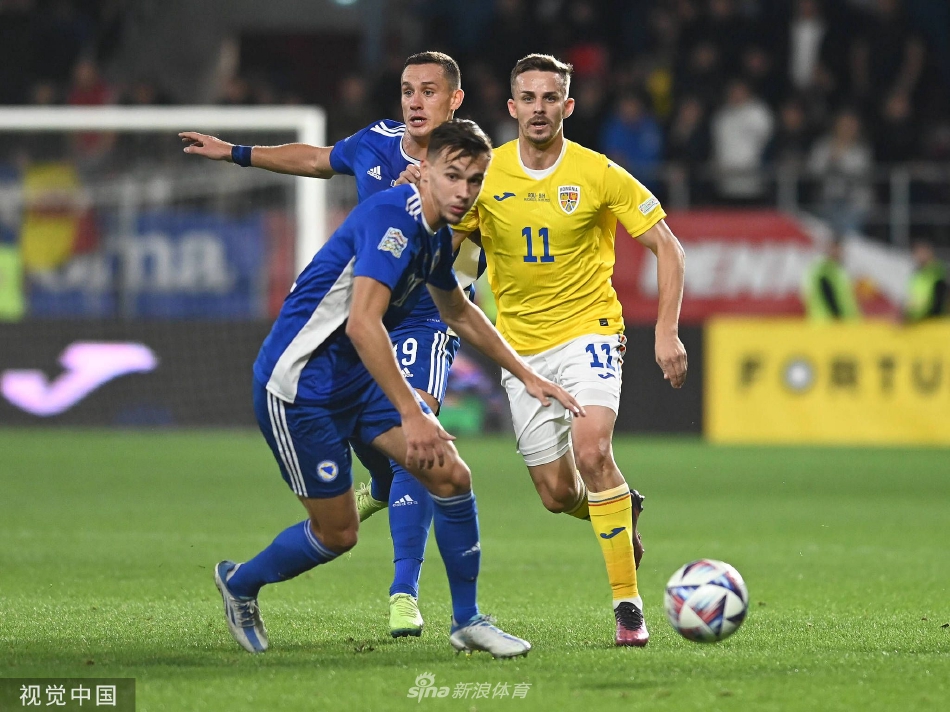 罗马尼亚球员在中场完成一次干净利落的抢断，双方球员的球鞋在绿茵场上激起细碎的草屑。