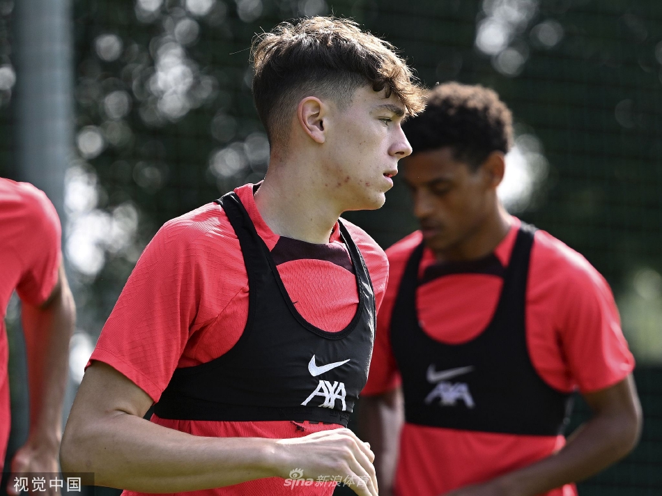 萨拉赫与队友在进行敏捷梯训练，步伐轻盈协调，专注的神情展现了对细节的极致追求。