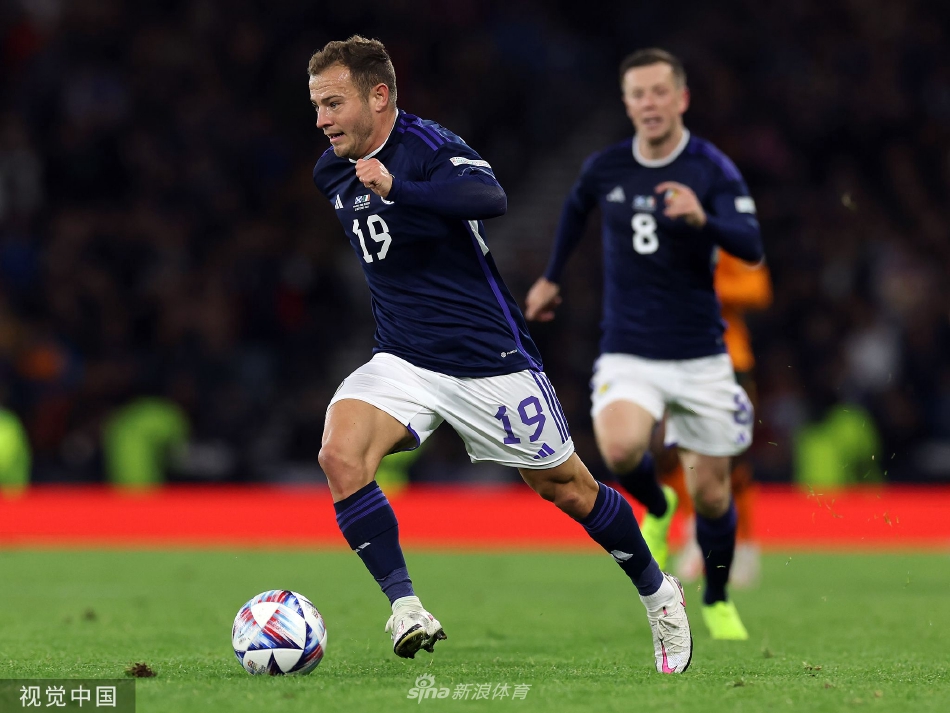 看台上一位身穿传统苏格兰裙的球迷，正振臂高呼，脸上写满了自豪与激动