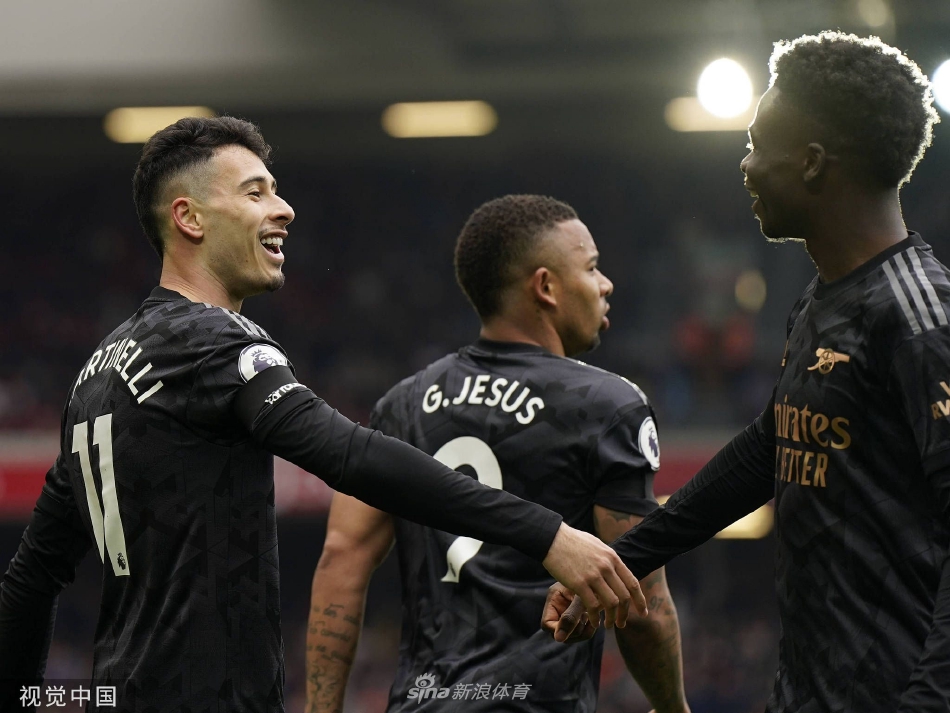 利物浦门将阿利松飞身扑救，身体完全舒展，单掌将阿森纳势在必得的射门托出横梁，力保球门不失。