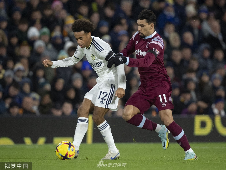 比赛结束后，双方球员相互致意交换球衣，尽管场上拼尽全力，场下依然保持着尊重与友谊。