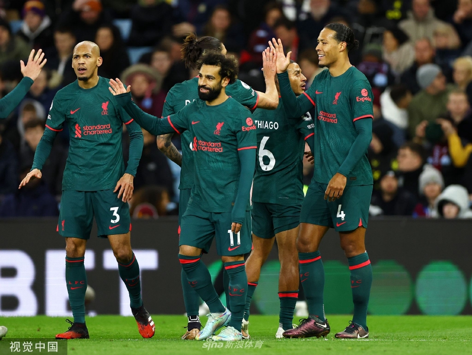 阿利松飞身扑救险球，身体完全舒展，手套指尖将球奋力托出横梁