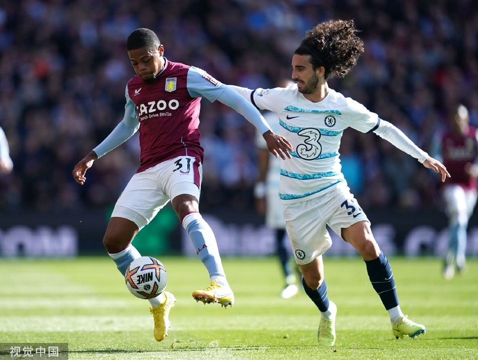 芒特主罚任意球瞬间，身体倾斜，右脚脚背狠狠抽中皮球，人墙正在跃起