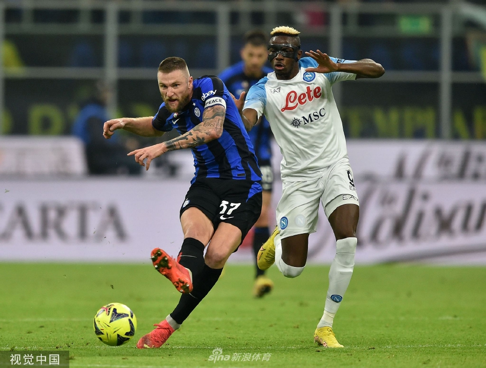 那不勒斯核心球员克瓦拉茨赫利亚在比赛中带球突破，他低着头专注于脚下的皮球，两侧是严阵以待的国米防守球员，画面凝固了攻防双方电光石火间的激烈对抗。