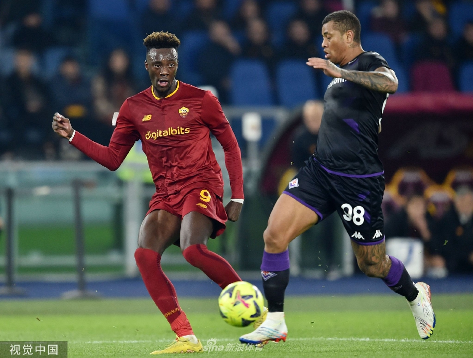 佛罗伦萨球员无奈目送皮球入网，门将鞭长莫及