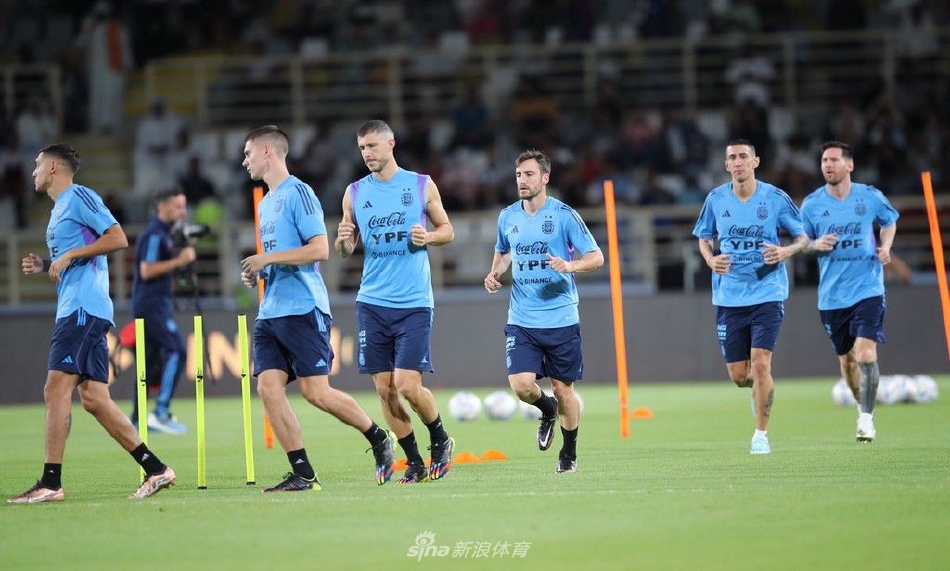 蓝白军团进行战术跑位演练，如精密仪器般在绿茵场上协同运转