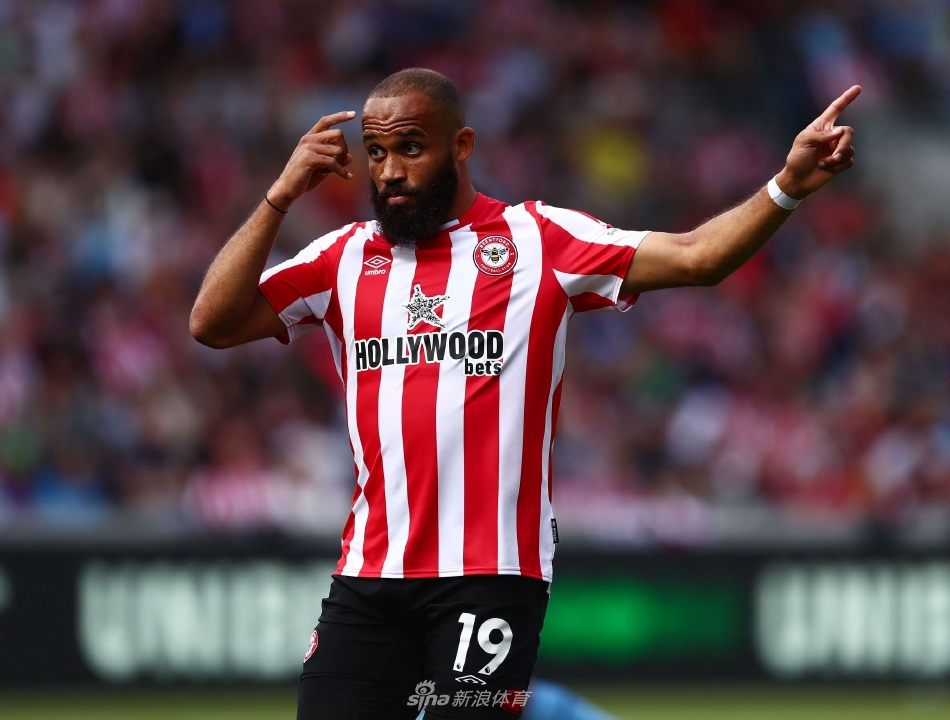 布伦特福德门将拉亚怒吼出击，单拳将曼城的传中球狠狠击出危险区域，展现一夫当关的霸气