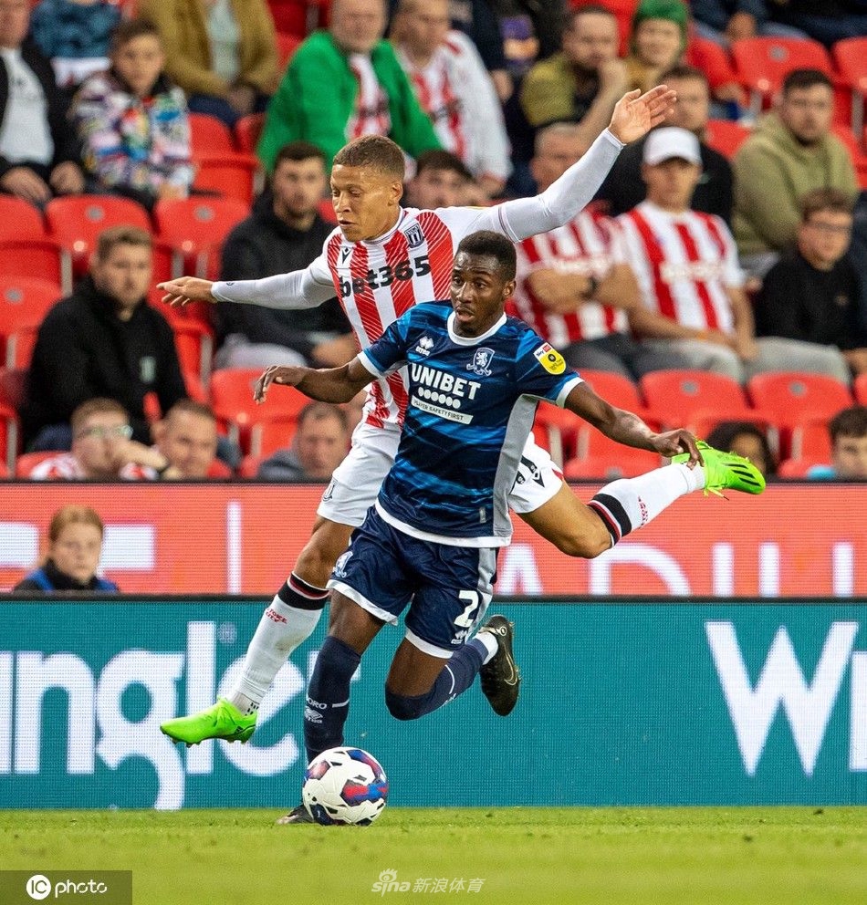 米德尔斯堡球员邓肯·沃特莫尔破门后与队友紧紧相拥，庆祝来之不易的扳平进球