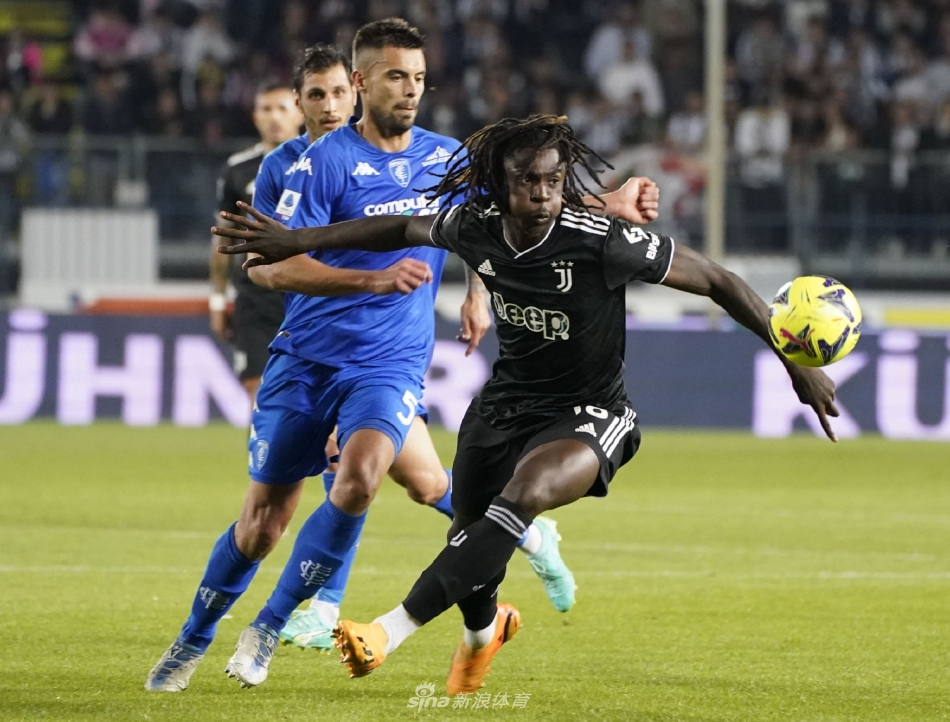 夜幕下恩波利球员手拉手向主场球迷致谢，看台上蓝色海洋沸腾涌动，共同铭记这传奇之夜