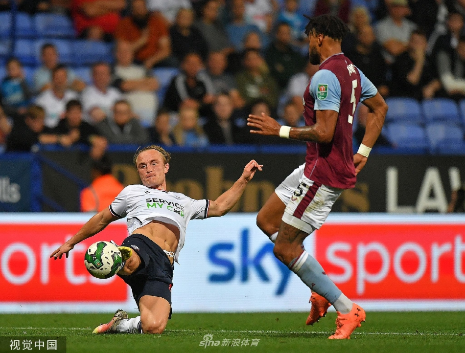 阿斯顿维拉中场核心菲利佩·库蒂尼奥在对方多人包夹防守中轻盈转身护住球权，展现了他出色的个人技术和球场掌控力。