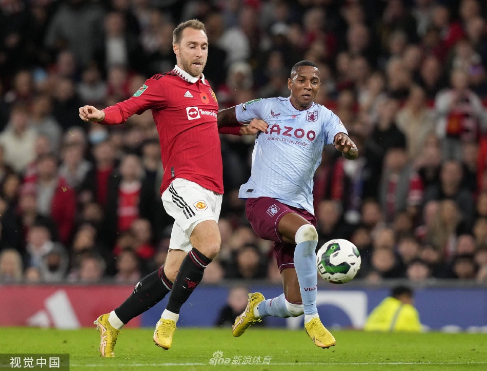 少年英雄加纳乔带球突破，眼神专注而坚定，维拉后卫在他身后奋力回追却难以企及。