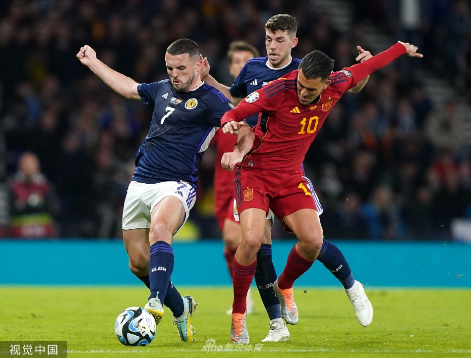 汉普顿公园球场全景，看台被苏格兰球迷的红色旗帜和围巾完全覆盖，场面壮观。