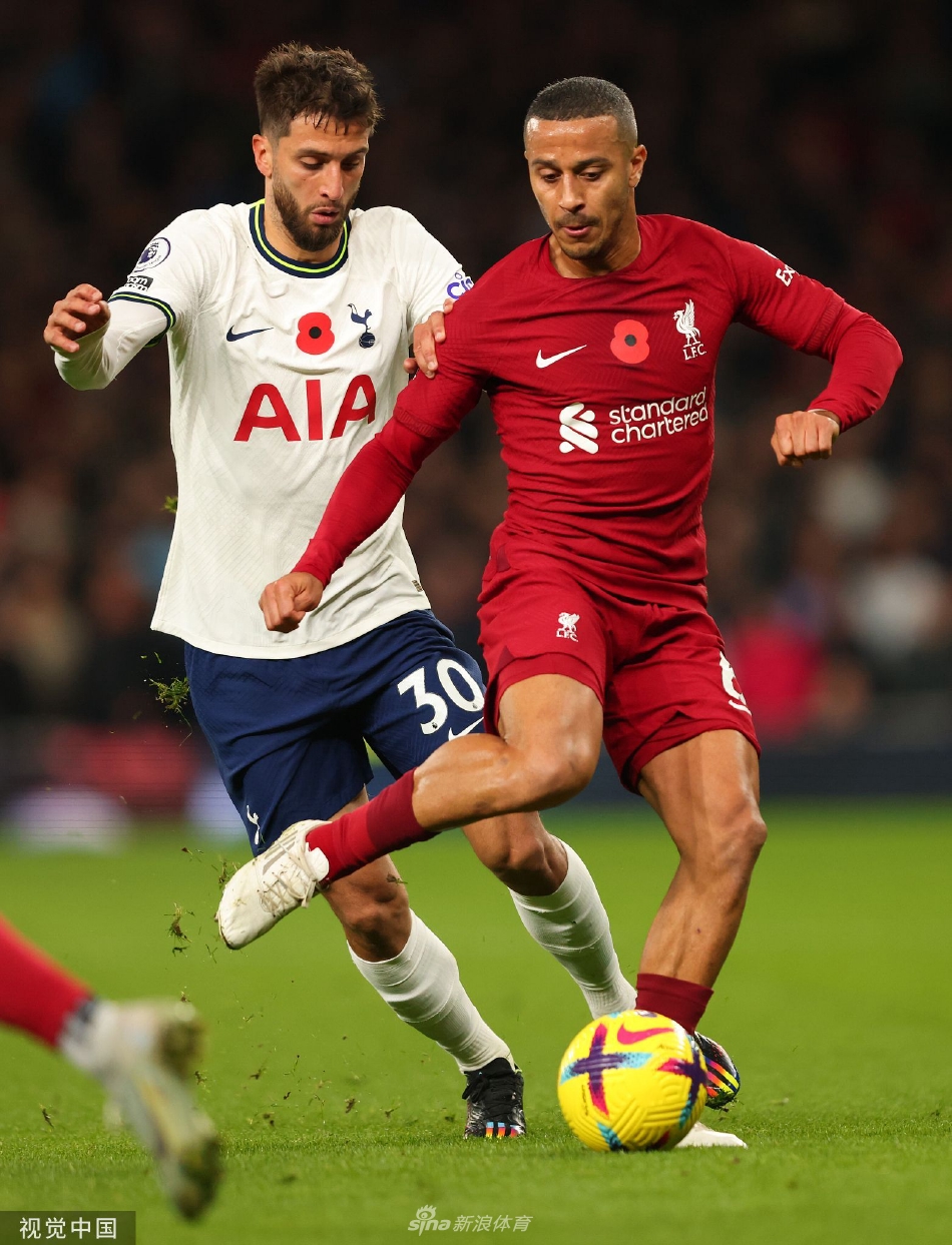 克洛普在场边紧握双拳激情指挥，表情专注而有力