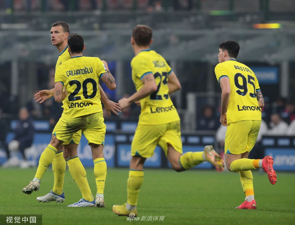 哲科在攻入一球后，面带标志性微笑与队友拥抱庆祝，他手指向为自己送上助攻的队友，完美诠释了团队足球的协作精神。