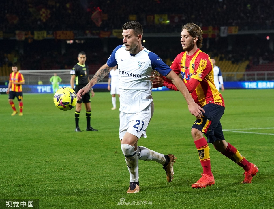 莱切后卫乌姆蒂蒂在比赛中奋力拦截，眼神坚毅，用球场表现回应一切嘘声