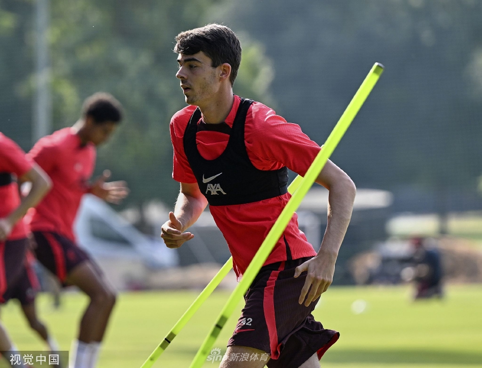 门将阿利松在训练中飞身扑救，动作舒展如鹰，守护着球队的最后一道关卡。