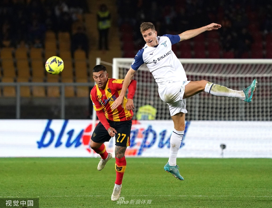 终场哨响，莱切门将紧抱足球振臂高呼，队友们从四面八方奔来相拥庆祝史诗逆转