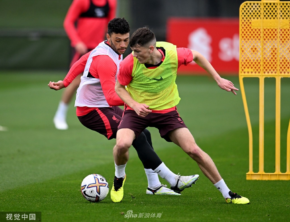 利物浦门将飞身跃起做出精彩扑救，身体完全舒展，指尖几乎触碰到飞向球门的皮球