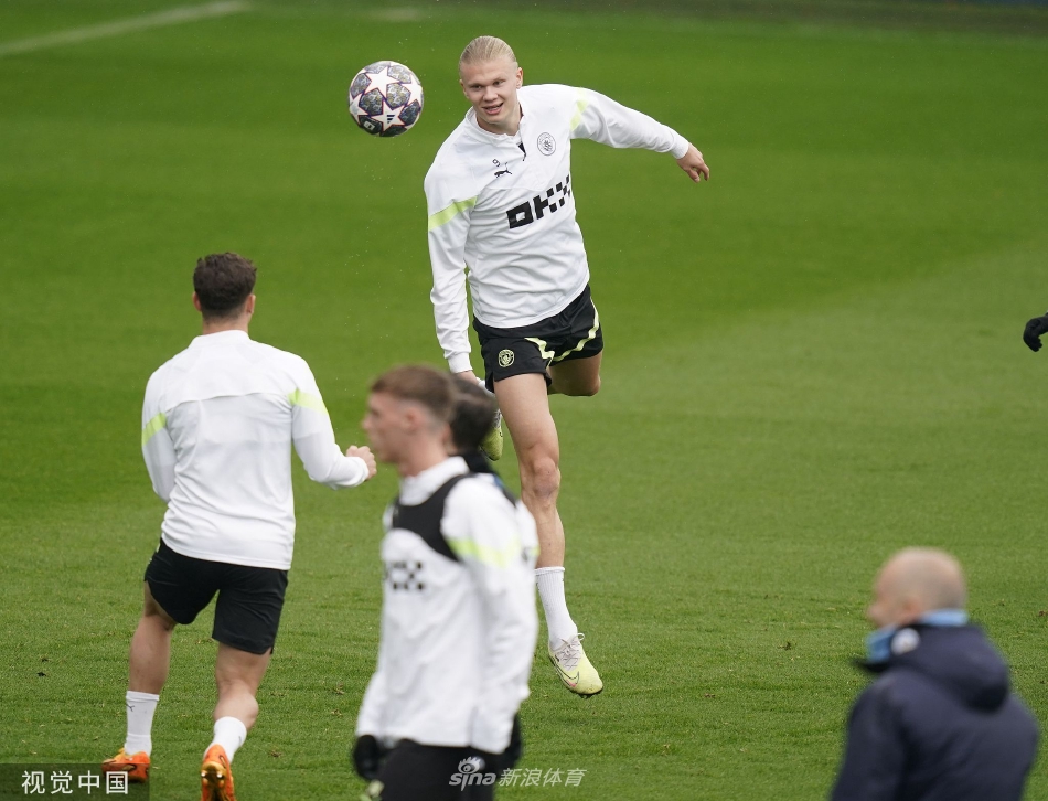 若昂·坎塞洛与菲尔·福登在对抗训练中积极拼抢，两位技术型球员的对抗充满了技巧与速度，展现了队内训练的高质量与激烈程度。